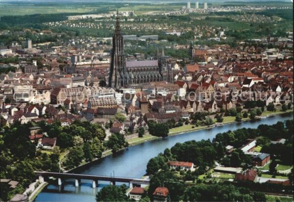 Ulm Donau Fliegeraufnahme Donau mit Dompartie