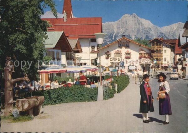 Seefeld Tirol Dorfstrasse mit Wettersteingebirge Trac