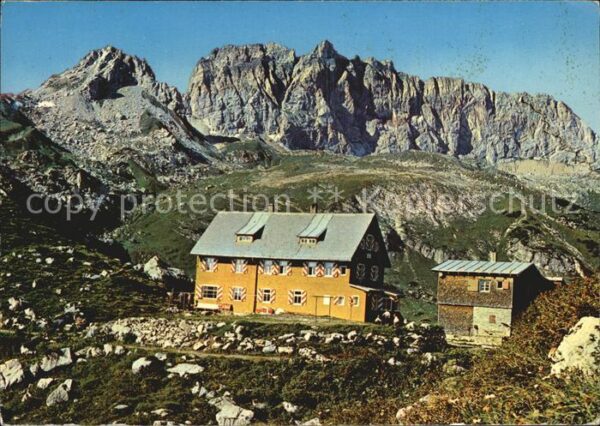 Freiburgerhuette mit Formarinsee und Roter-Wand