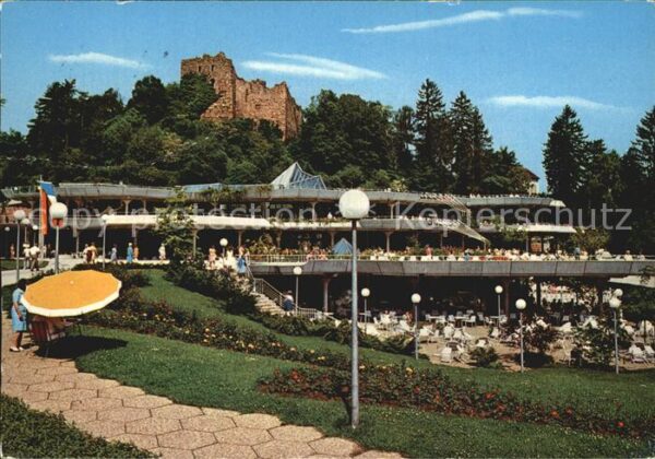 Badenweiler Kurmittelhaus mit Burgruine