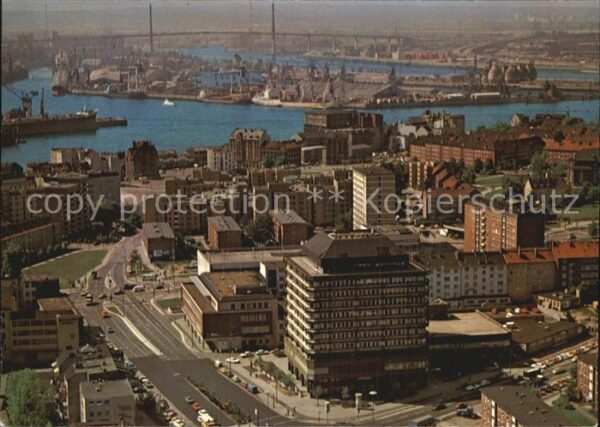 Hamburg Endo Klinik mit Hafen und Köhlbrandbrüc