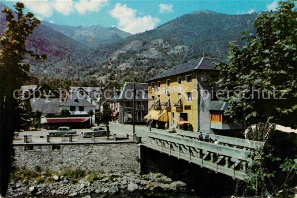 Les Valle de Aran Vista parcial y puente sobre el Garona
