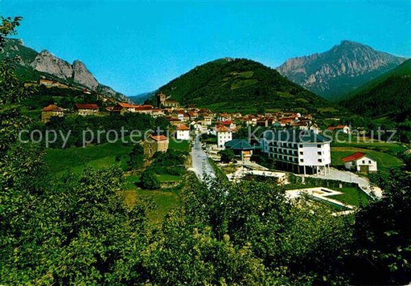 Isaba Pirineo Navarro Vista general y nuevo Hotel al fondo Se