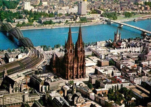 Koeln Rhein Altstadt mit Dom Hohenzollernbrücke und