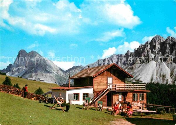 Brixen Suedtirol Schatzerhütte mit Peitlerkofel Dolomite