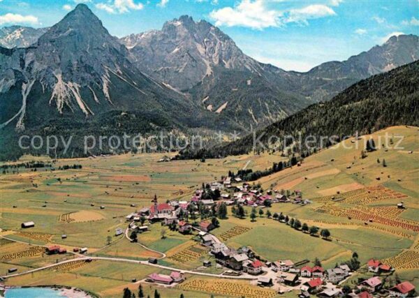 Lermoos Tirol Panorama mit Sonnenspitze und Grünstein