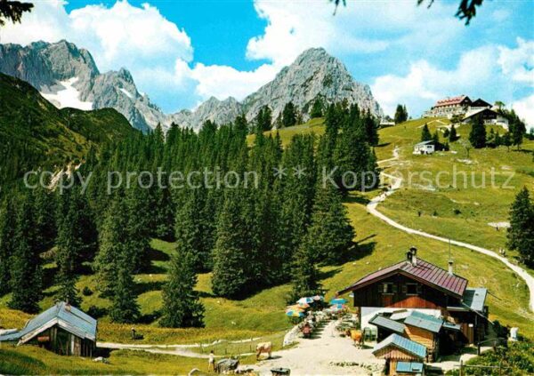 Kreuzeck Kreuzalm und Kreuzeckhaus gegen Zugspit