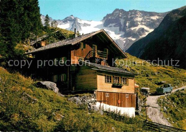Gruene Wand Huette Alpenmotiv gegen Kasselerspitze Keilbac