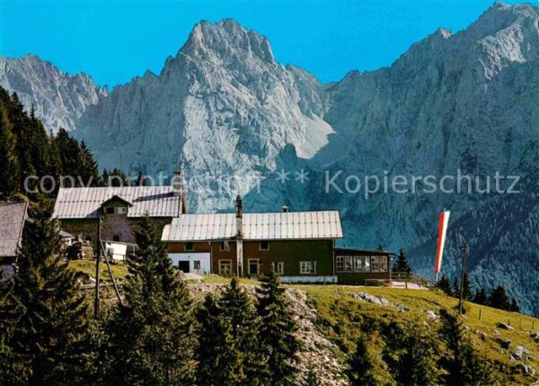 Vorderkaiserfeldenhuette mit Wildem Kaiser Kaisergebirge