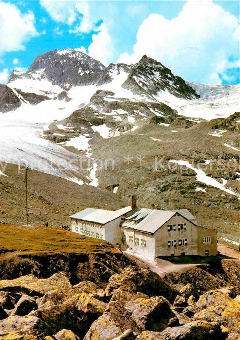 Wiesbadener Huette mit Piz Buin Silvretta