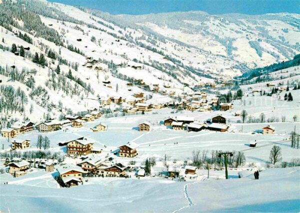 Hinterglemm Saalbach Panorama mit Talstation des Zwölferlift