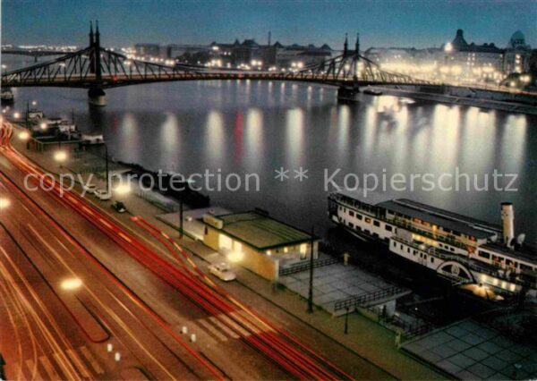 Budapest bei Nacht Teilansicht Donaudampfer Brüc
