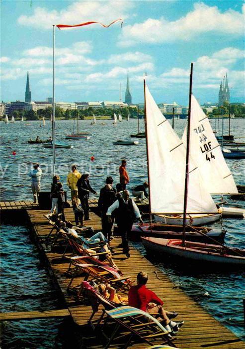Hamburg Aussenalster mit Stadtpanorama Segelboo