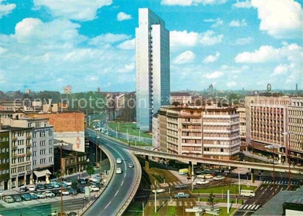 Duesseldorf Blick zur neuen Hochstrasse Hochhaus