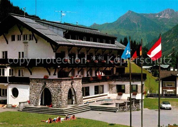 Baad Mittelberg Kleinwalsertal Kurzschule Fahnen Alpen