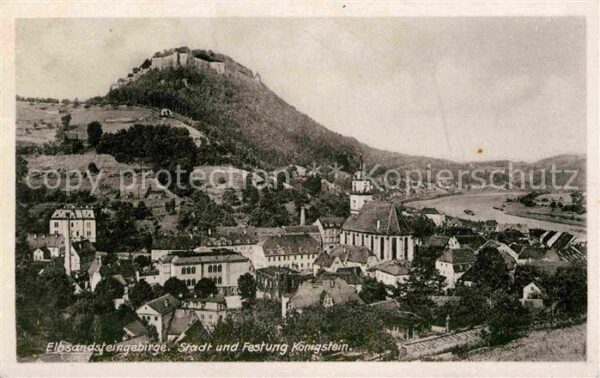 Koenigstein Saechsische Schweiz Stadtbild mit Festung Elbsandsteingebir