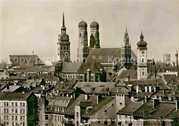 Muenchen Stadtbild mit Peterskirche Frauenkirche