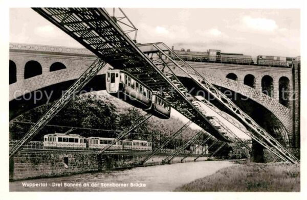 Wuppertal Schwebebahn Drei Bahnen an der Sonnborn