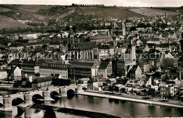 Wuerzburg Stadtbild mit Alter Mainbrücke