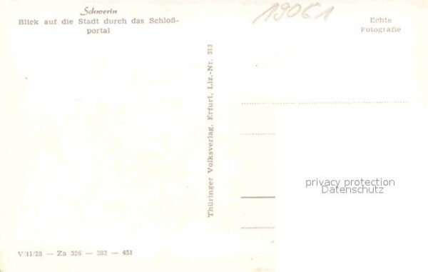 Schwerin Mecklenburg Blick auf die Stadt durch das Schlosspo – Bild 2