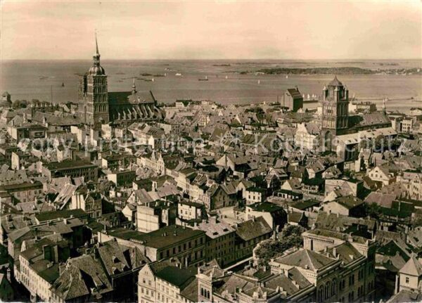 Stralsund Mecklenburg Vorpommern Stadtbild mit Kirchen Fliegeraufnahme