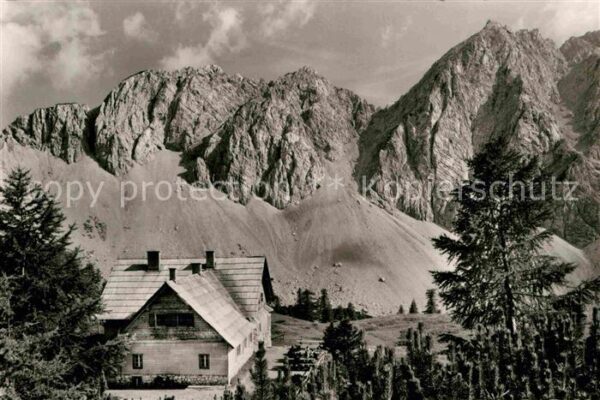 Kaernten Klagenfurter Hütte mit Edelweiss Spitze