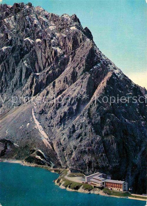 Luenersee Vorarlberg mit Douglasshütte Gebirgspanorama