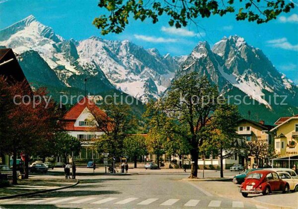 Garmisch-Partenkirchen Marktplatz mit Spielbank gegen Zugspitz