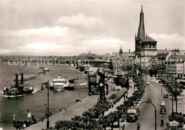 Duesseldorf Rheinpartie und Rathaus Ufer