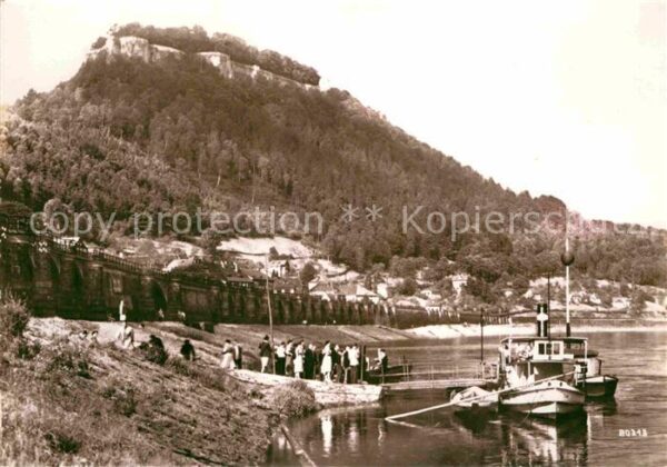Koenigstein Saechsische Schweiz Bootsanleger Elbe Blick zur Festung