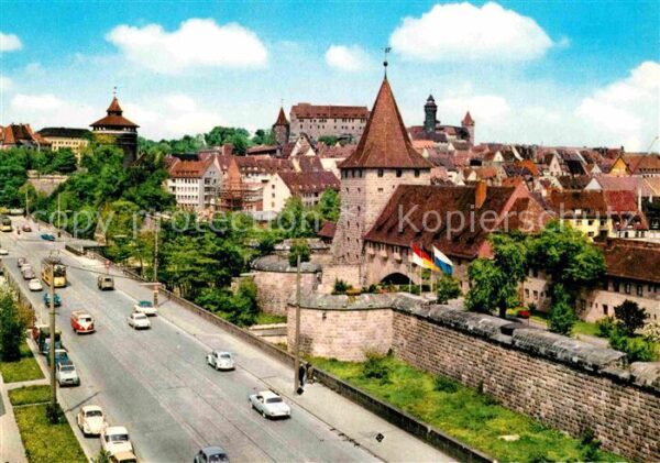 Nuernberg Westtorgraben mit Burgblick