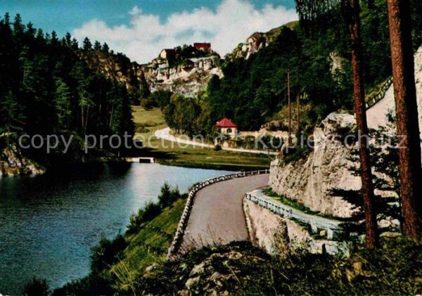 Fraenkische Schweiz Blick vom Weihersbach auf Burg Pottenst