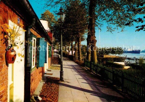 Oevelgoenne Alte Häuser an der Elbe