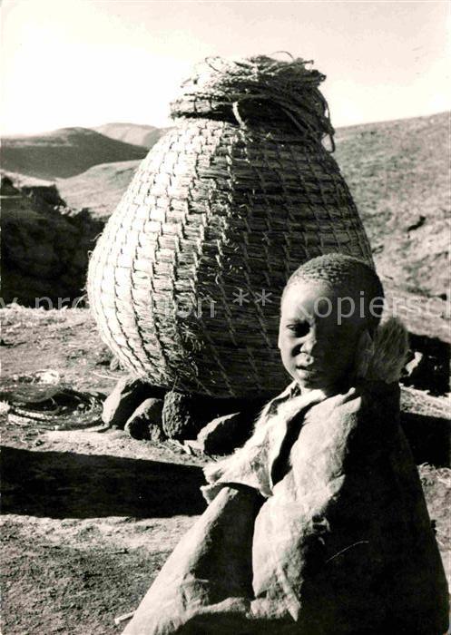 Mohlanapeng Lessouto devant un grenier a mais