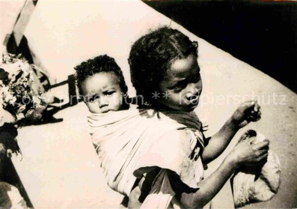 Madagascar Comment on porte son petit frere Enfant