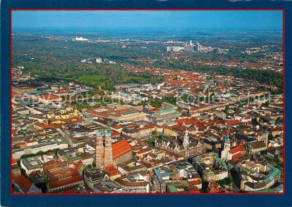 Muenchen Stadtzentrum Frauenkirche Rathaus Flieg