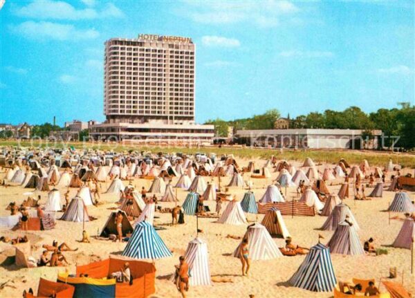 Warnemuende Ostseebad Blick vom Strand zum Hotel Neptun