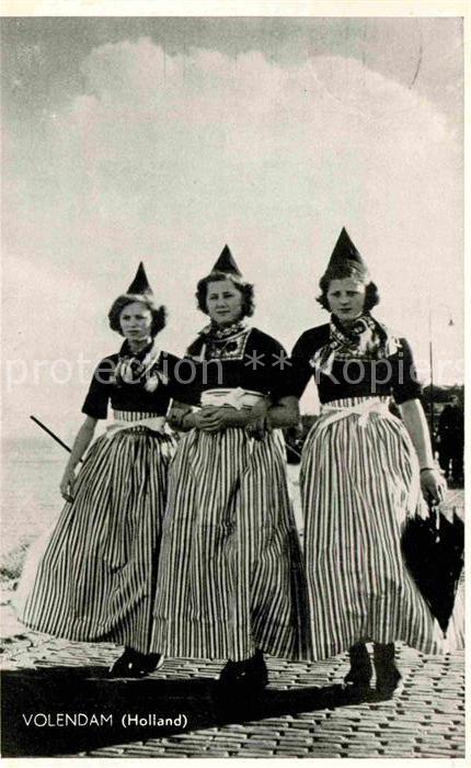 Volendam Drei Damen in Tracht