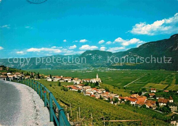 Kurtatsch mit Weingärten und Obstanlagen