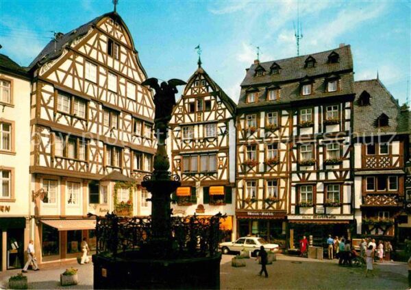 Bernkastel-Kues Marktplatz Brunnen Fachwerkhäuser