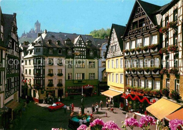 Cochem Mosel Marktplatz mit St Martinsbrunnen und Re