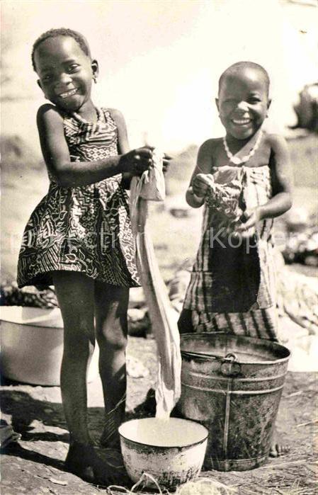 Typen Afrika Enfants Kinder Wäscherei