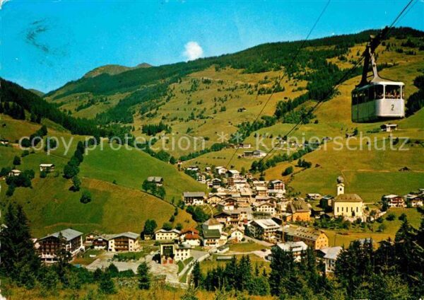 Saalbach-Hinterglemm mit Gondel der Schattbergseilbahn