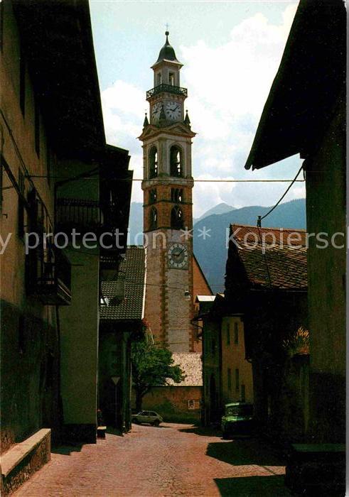 Tesero Ortsmotiv an der Kirche