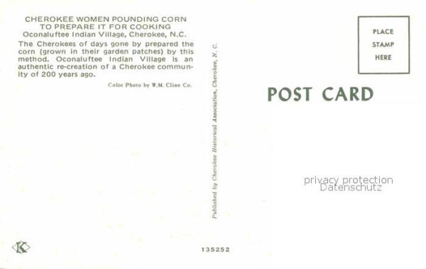 Cherokee North Carolina Cherokee Woman pounding corn – Bild 2