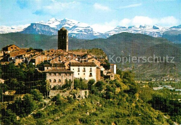 Ainsa Vista parcial al fondo Macizo Monte Per