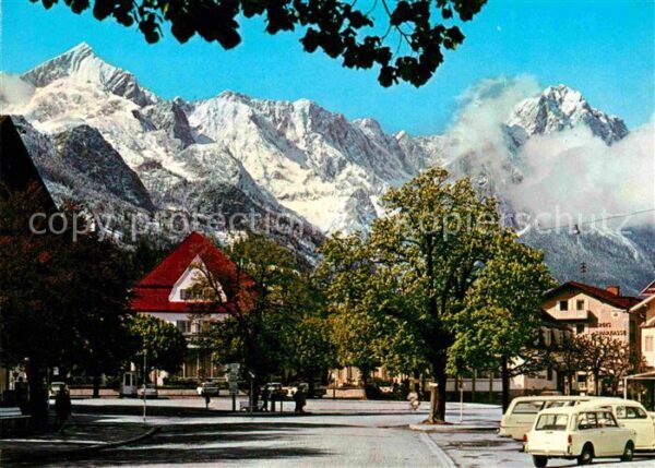 Garmisch-Partenkirchen Marktplatz mit Spielban gegen Zugspitzg