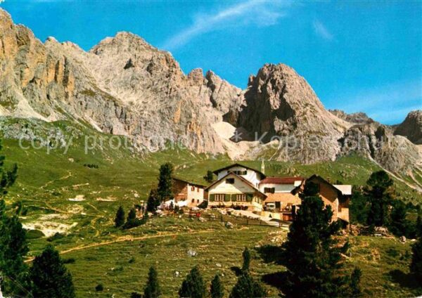 Dolomiten Oesterreich Regensburger Hütte mit Geislergruppe