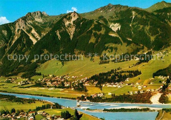 Hoefen Tirol mit Gaichtspitze Hahnenkamm und Titzl