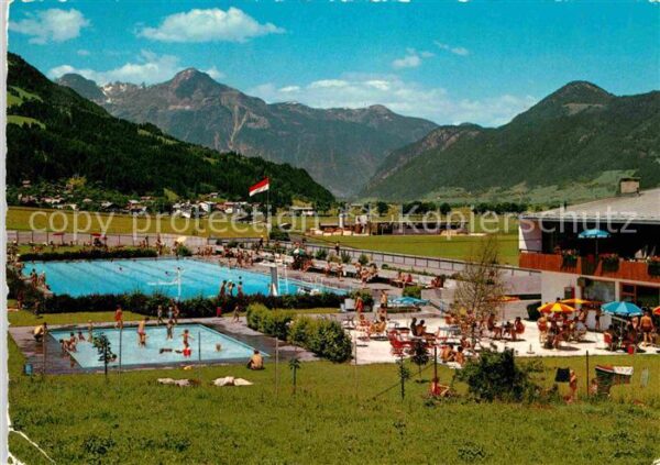 Fuegen Schwimmbad mit Blick auf Sonnwendjoch u